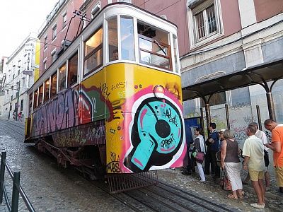Жители центра Лиссабона переезжают ради туристов