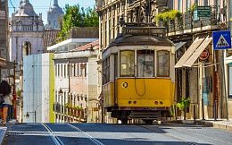 Исторический трамвай № 28 в Лиссабоне
