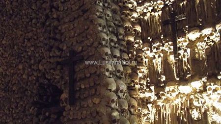 Устрашающая часовня из костей Осуш в Эворе (Португалия)