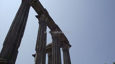 Настоящий римский храм в Португалии в городке Эвора